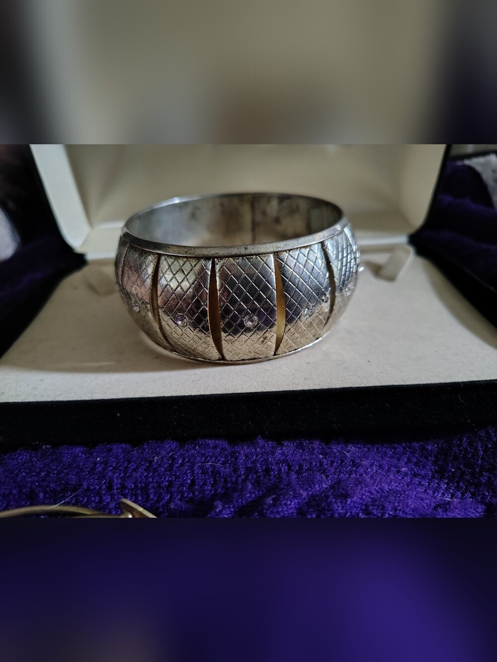 🚨Vintage Silver-Tone Textured Rhinestone Solid Cuff Bracelet - Picture 2 of 2
